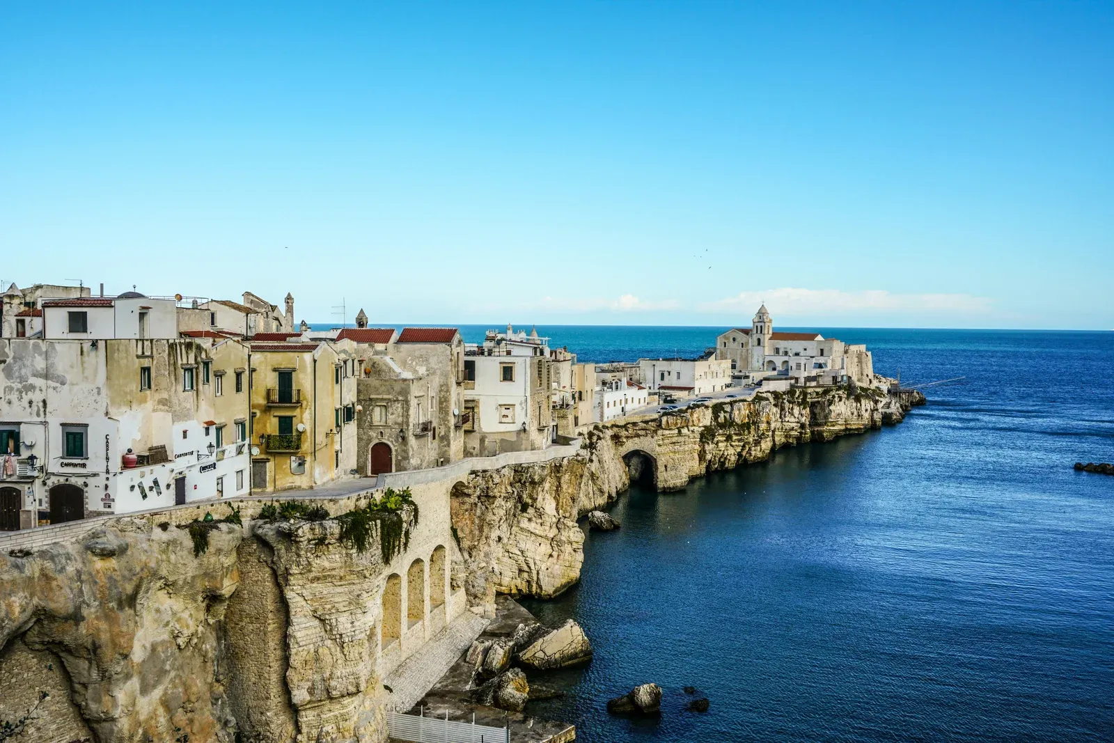 Falesie bianche del Gargano e mare cristallino sul sentiero costiero pugliese