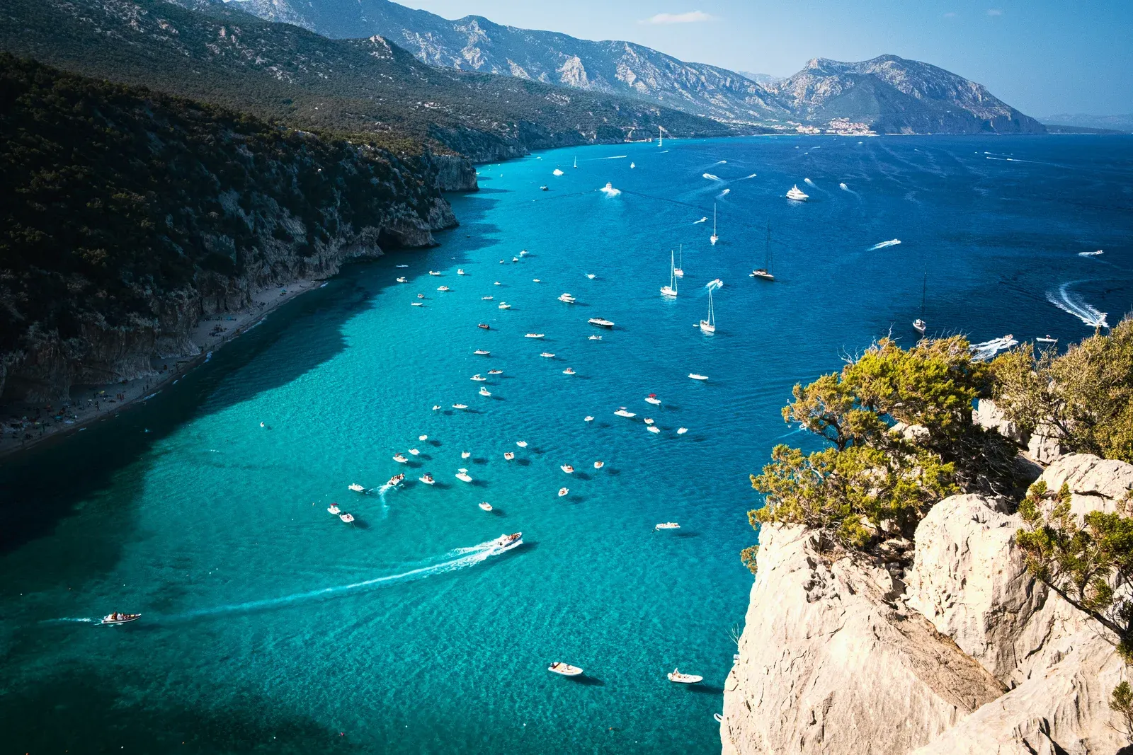 Arco naturale e mare cristallino di Cala Goloritzé sul Golfo di Orosei in Sardegna